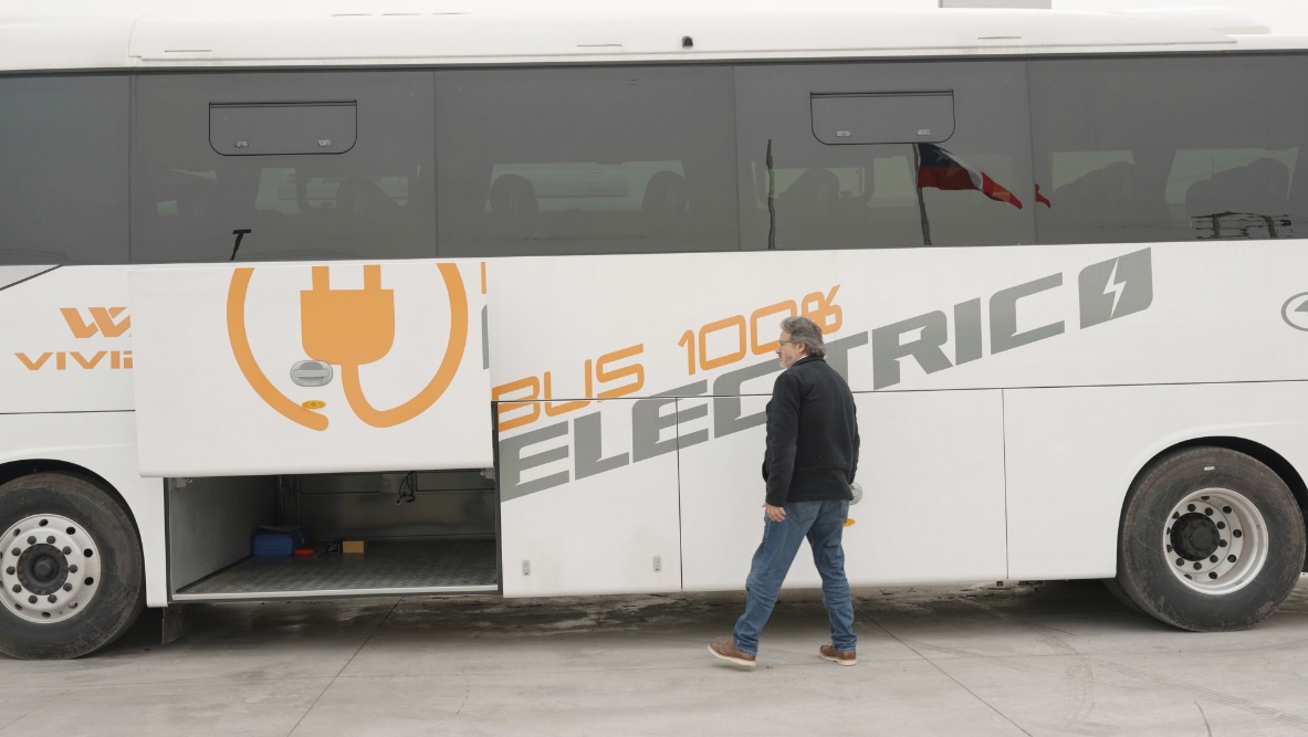智利圣地亚哥，维维佩拉公司工程师正在查看金龙新能源公交车。记者 张若涵摄
