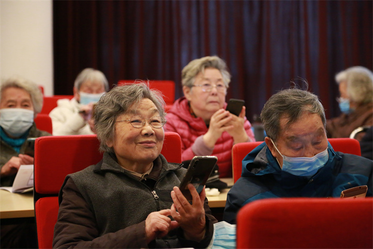 上海市中福会养老院的新春版数字课堂上，年龄奔百的老人们在认真学习如何抢红包。记者 龚莎摄